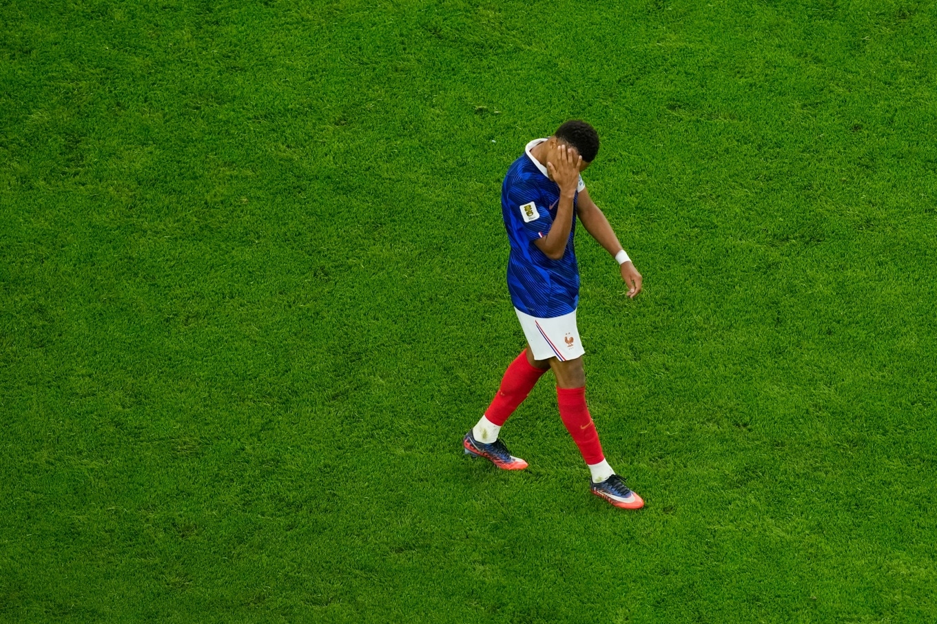 Kylian Mbappé deppar efter förlusten mot Spanien. Foto: David J. Phillip/AP/TT
