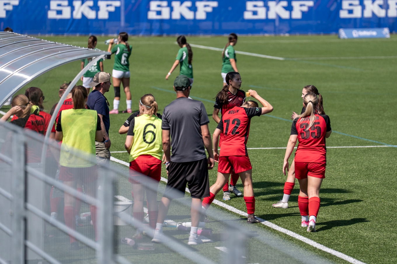 Vätskepaus under en match i Gothia Cup under onsdagen. Foto: Björn Larsson Rosvall/TT