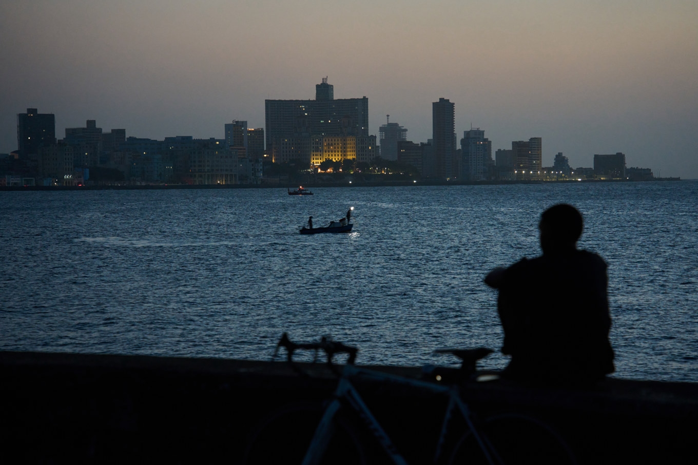 En man tittar ut över havet i ett strömlöst Havanna. Bilden är tagen 14 juli 2026. Foto: Ramon Espinosa/AP/TT