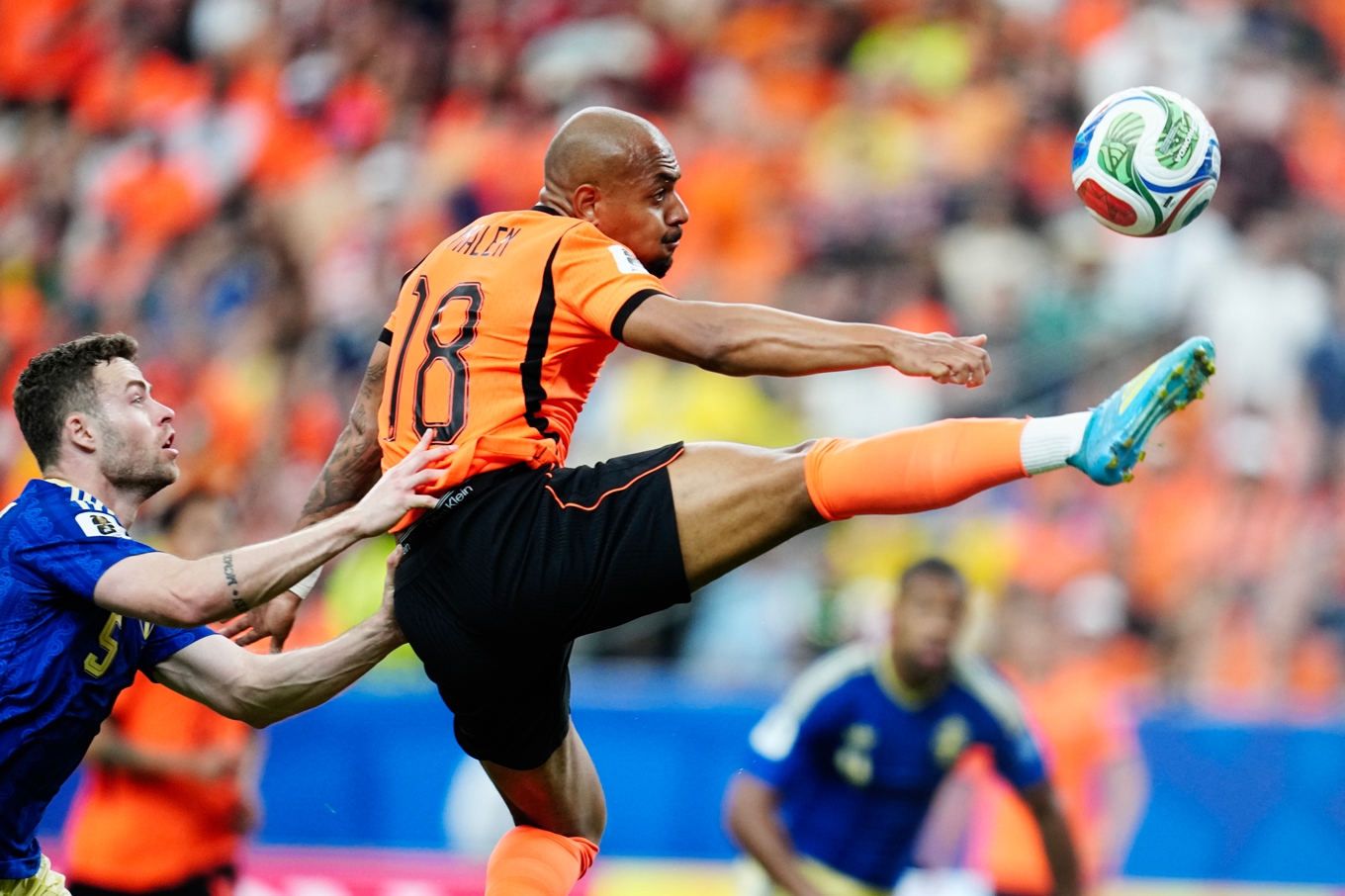 Sveriges Gabriel Gudmundsson och Nederländernas Donyell Malen under fotbollsmatchen mellan Nederländerna och Sverige under fotbolls-VM. Arkivbild. Foto: Björn Larsson Rosvall/TT