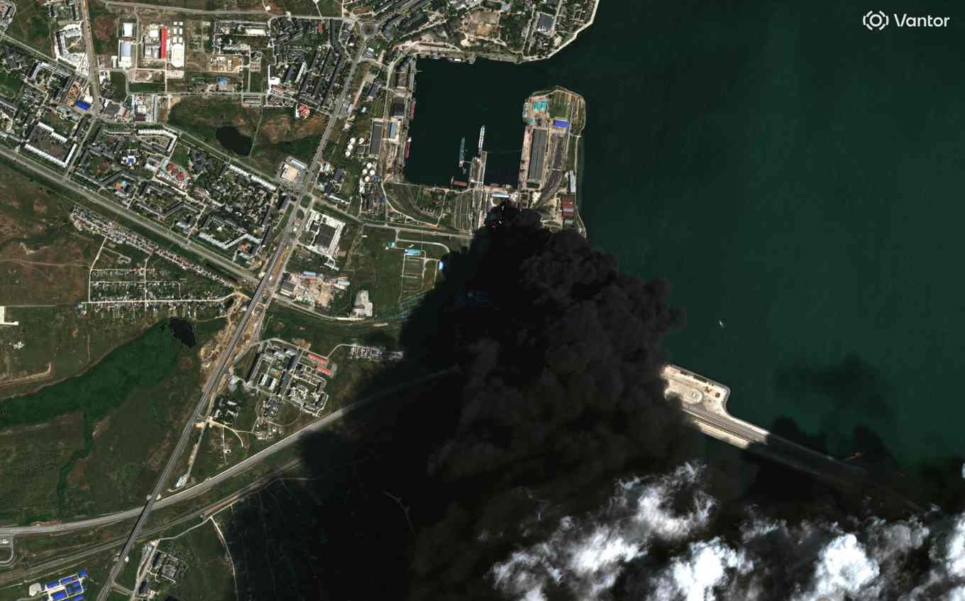Satellitbild som visar brand och rök från bränslelager i staden Kertj, vid sundet med samma namn mellan Ryssland och Krim. Bilden togs i samband med ukrainska anfall i juni. Foto: Vantor, handout via AFP/TT