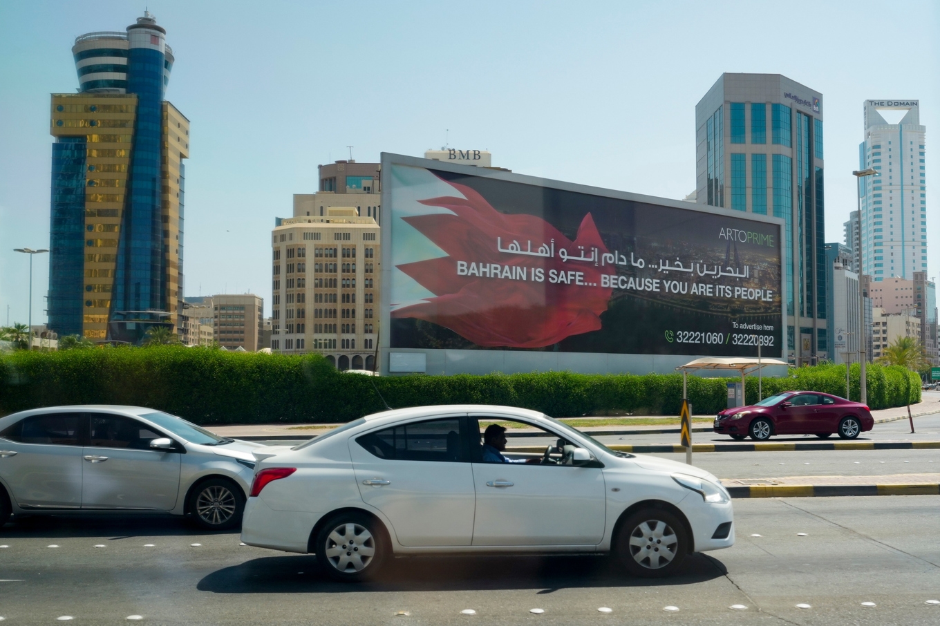 Bahrain är ett av de länder med stor amerikansk militär närvaro som nu anfalls av Iran. På bilden reklam som försöker lugna med text som ”Bahrain är säkert”, i huvudstaden Manama. Fotot togs i slutet av juni. Foto: Eric Lee, pool via AP/TT