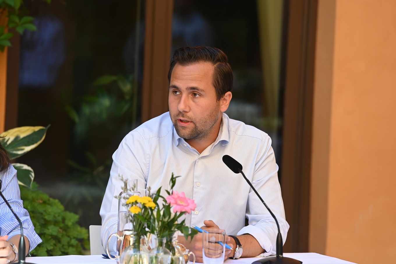 Biståndsminister Benjamin Dousa (M) under regeringens sommarfika på Rosenbad. Foto: Pär Bäckström/TT