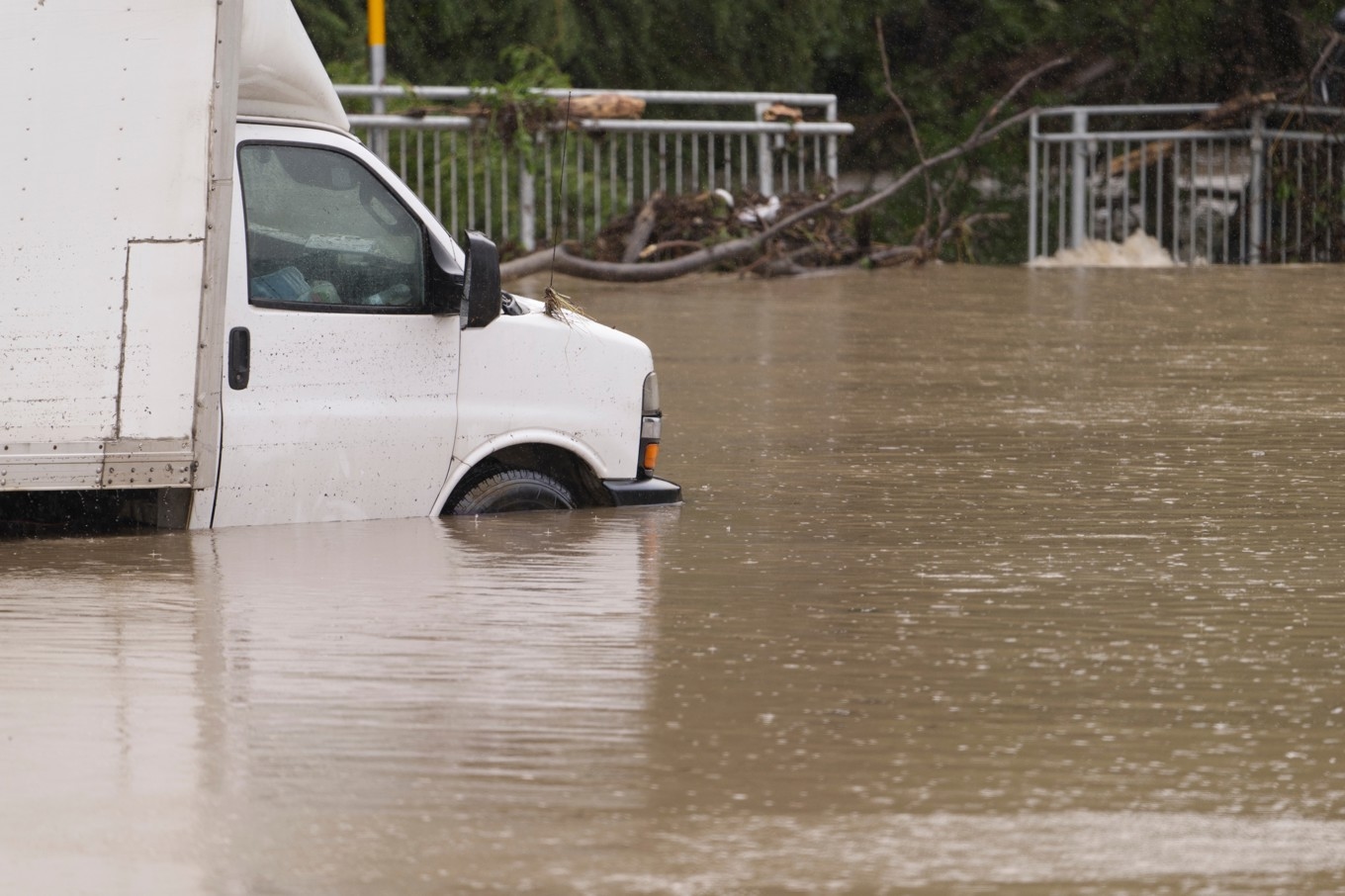 En skadad bil i vattenmassorna i Texas under onsdagen. Foto: AP/TT