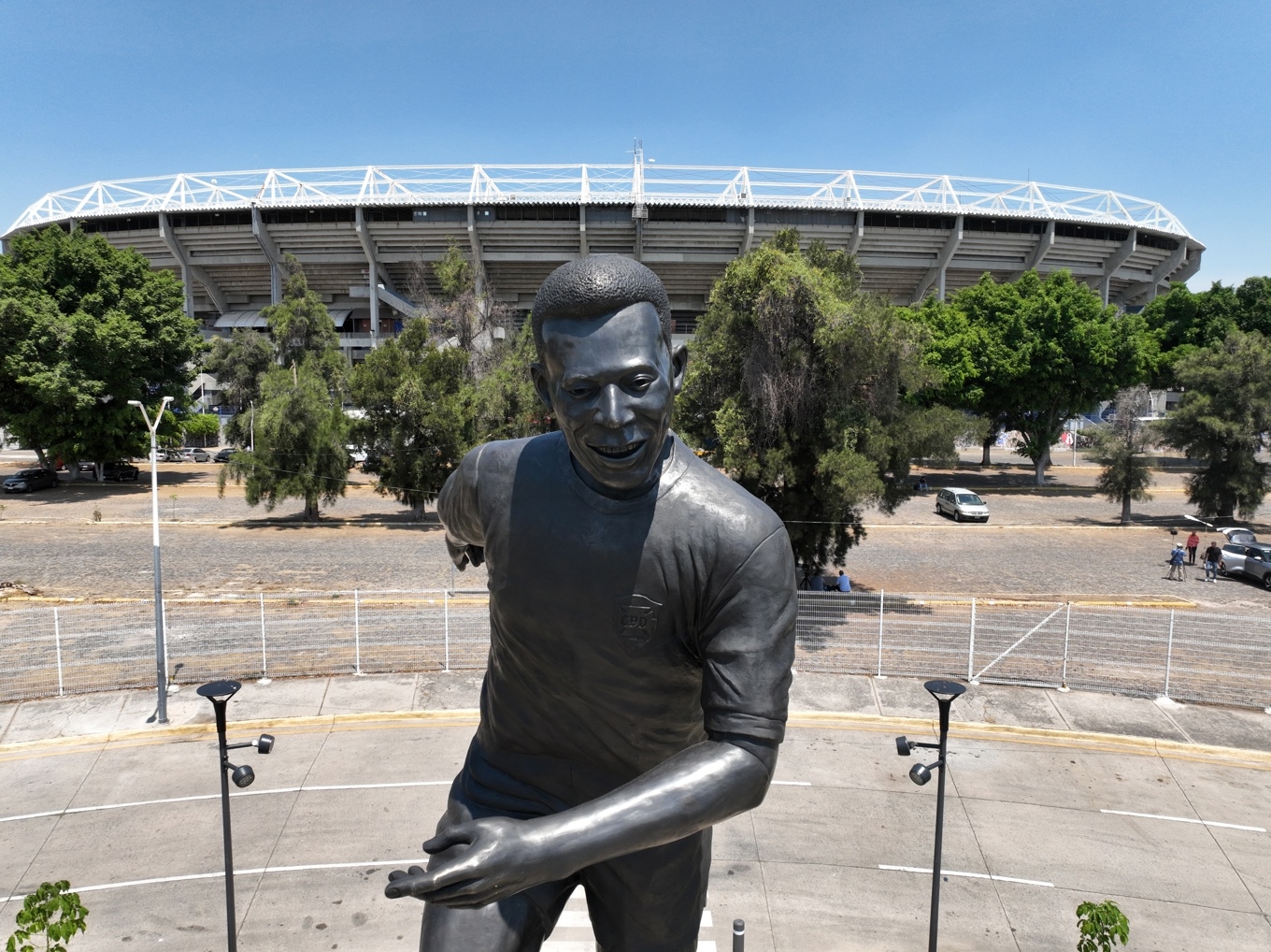 Pelé står staty utanför Jalisco Stadium i Guadalajara, Mexiko. Arkivbild. Foto: Refugio Ruiz/AP/TT