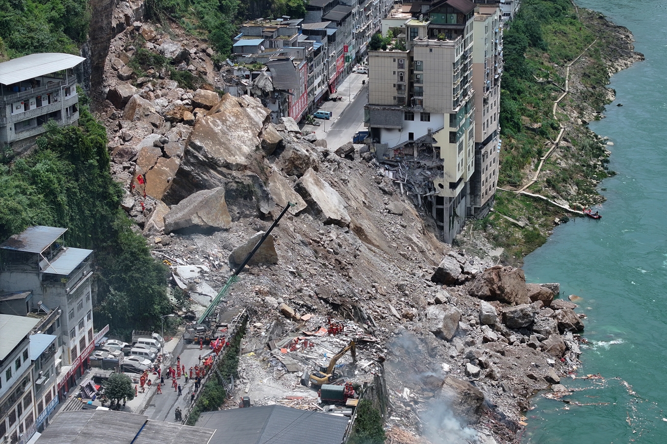 Över 800 räddningsarbetare har ryckt ut i Kinas sydvästra stad Chongqing. Bilden har tillhandahållits av statliga nyhetsbyrån Nya Kina. Foto: Wang Quanchao/AP/TT