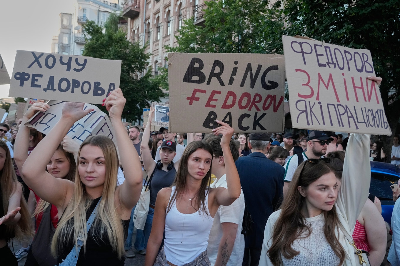 Demonstranter samlades i Kiev för andra kvällen i rad. Foto: Efrem Lukatsky/AP/TT