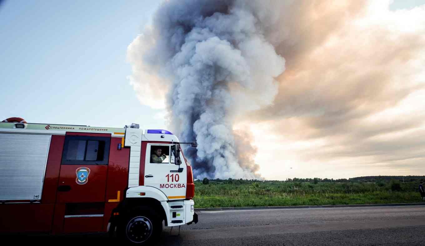 Brandkår har ryckt ut till lagerlokalen i Elektrostal öster om Moskva. Foto: Tatyana Makeyeva/AFP/TT