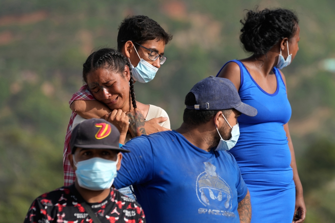 Familjemedlemmar i La Guaira sörjer efter att en anhörig konstaterats död i rasmassorna. Bilden är tagen 15 juli 2026. Foto: Ariana Cubillos/AP/TT