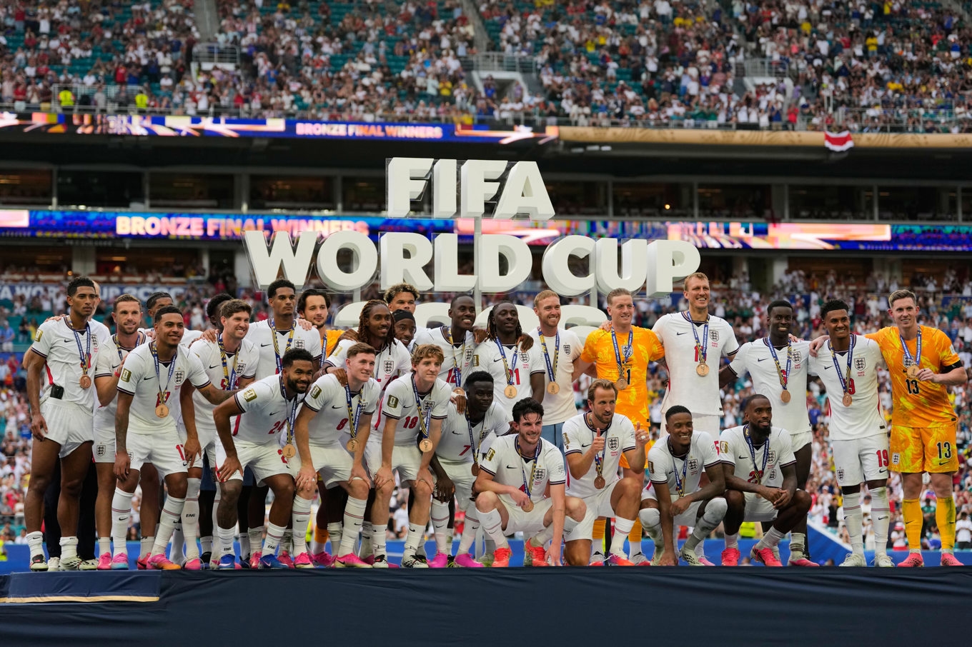 England firar VM-bronset efter segern mot Frankrike. Foto: Rebecca Blackwell/AP/TT