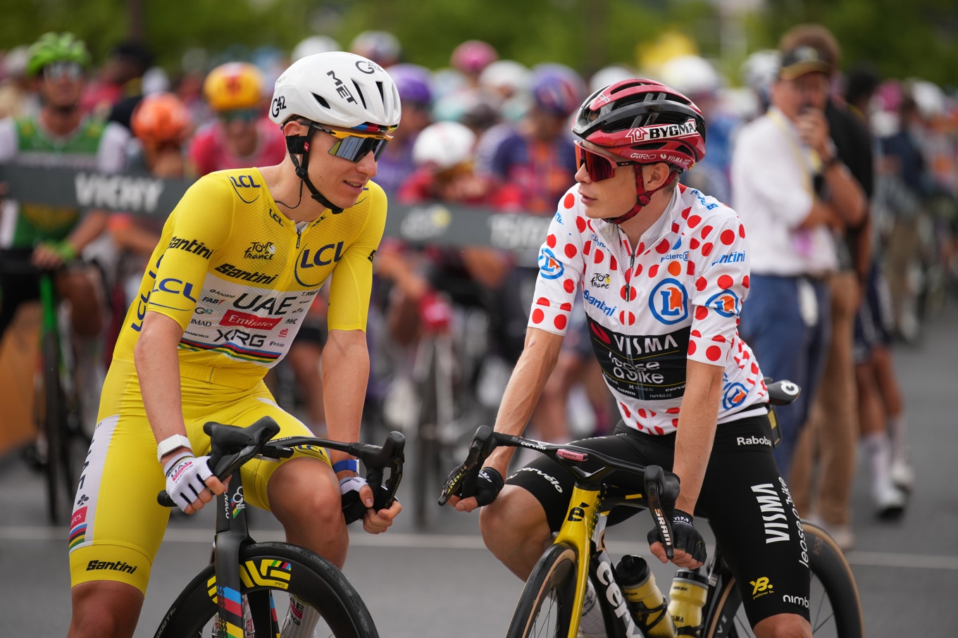 Slovenen Tadej Pogacar (vänster) leder för närvarande touren med fyra och en halv minut före dansken Jonas Vingegaard (höger). Foto: Mosa'ab Elshamy/AP/TT