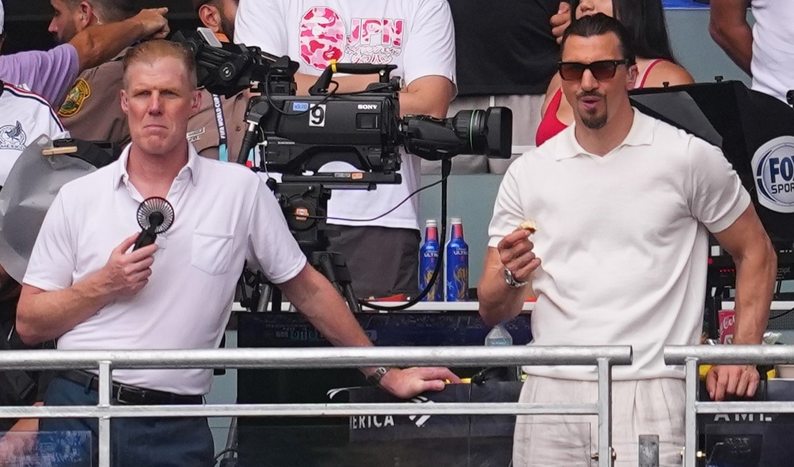 Zlatan Ibrahimovic (höger) var tv-expert tillsammans med Alexi Lalas (vänster) under VM. Arkivbild. Foto: Julio Cortez /AP/TT