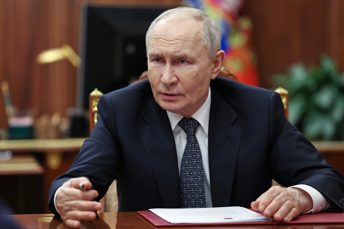 Rysslands president Vladimir Putin under ett möte med den ryskinstallerade guvernören i Zaporizjzja, Jevgenij Balitskij, under måndagen. Bilden är tillhandahållen av Kreml. Foto: Alexander Kazakov/AP/TT