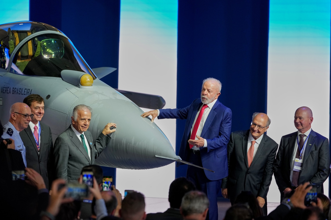 Brasiliens president Lula da Silva, mitten, i mitten, intill det första det första Gripenplanet som tillverkats i Brasilien. Foto: Andre Penner /AP/TT
