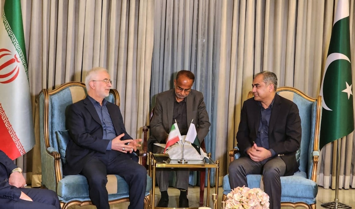 Irans inrikesminister Eskandar Momeni (vänster) träffar i dagarna sin pakistanska motsvarighet Mohsin Naqvi i medlarlandet Pakistan. Bilden är tagen under måndagen. Foto: Pakistans inrikesdepartement/AP/TT