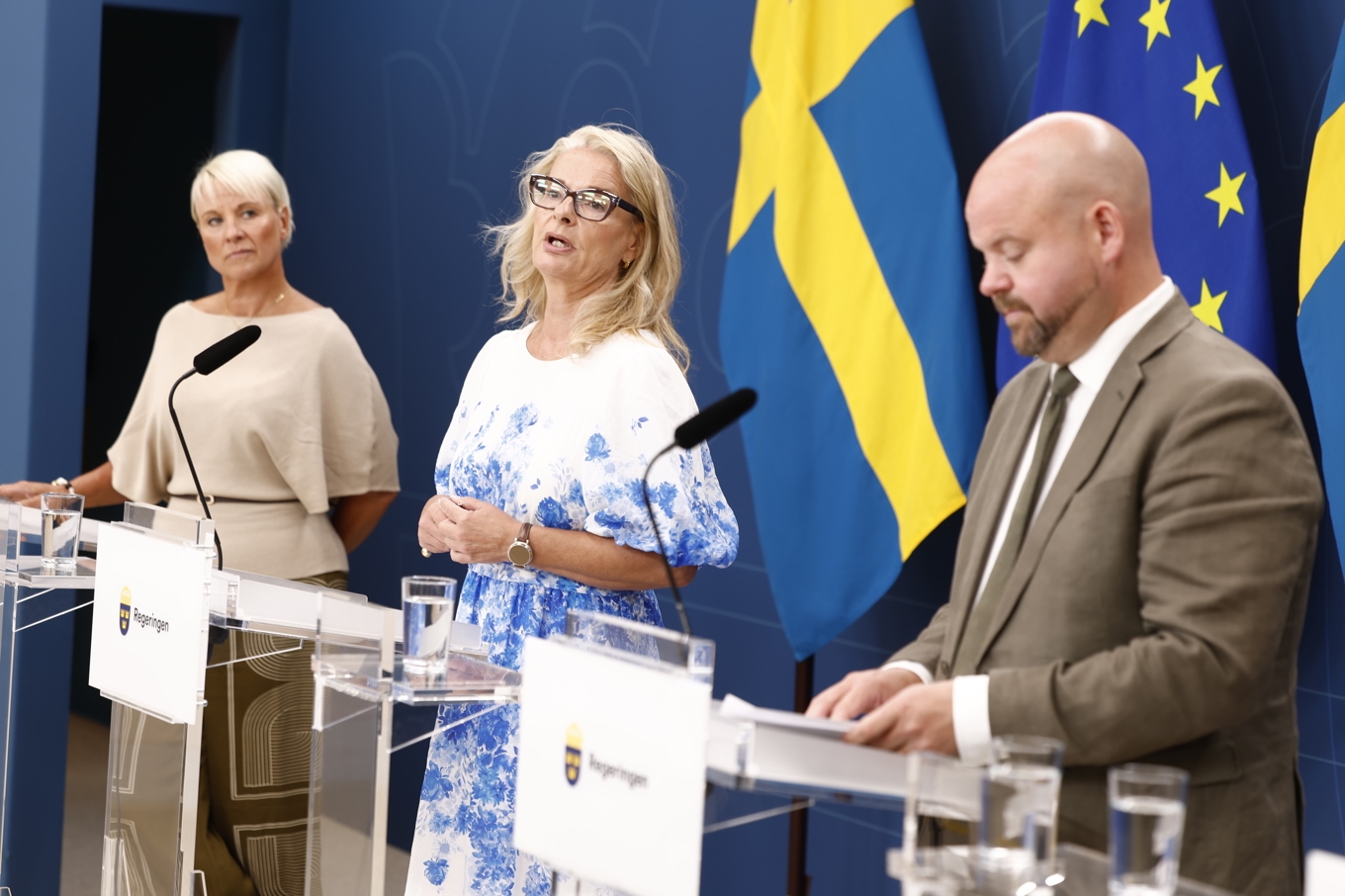 Äldre- och socialförsäkringsminister Anna Tenje (M), högskole- och forskningsminister Lotta Edholm (L) och landsbygdsminister Peter Kullgren (KD) under en pressträff med regeringen och Sverigedemokraterna efter ett extra regeringssammanträde. Foto: Stefan Jerrevång/TT