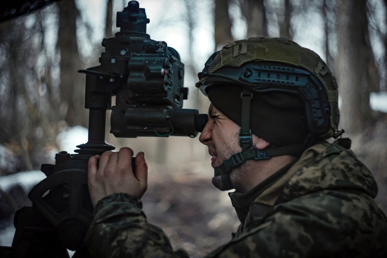 Ukrainsk soldat tar sikte mot ryska positioner med haubits nära Donetsk, Ukraina. Arkivbild Foto: Roman Chop AP/TT