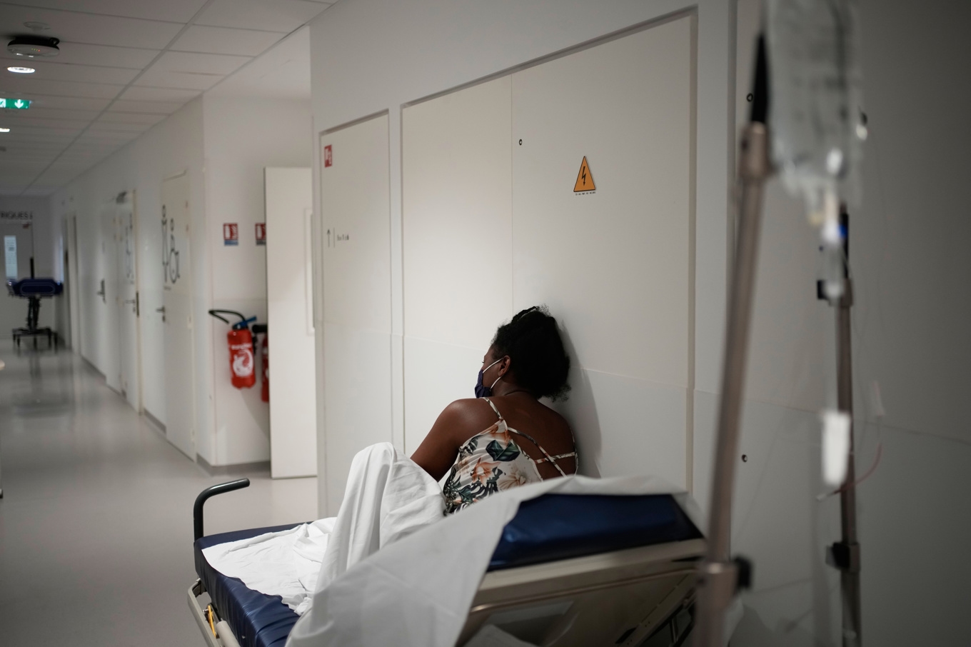 En av många patienter som fått vård på sjukhuset Paris-Saclay under värmeböljan. Foto: Christophe Ena/AP/TT