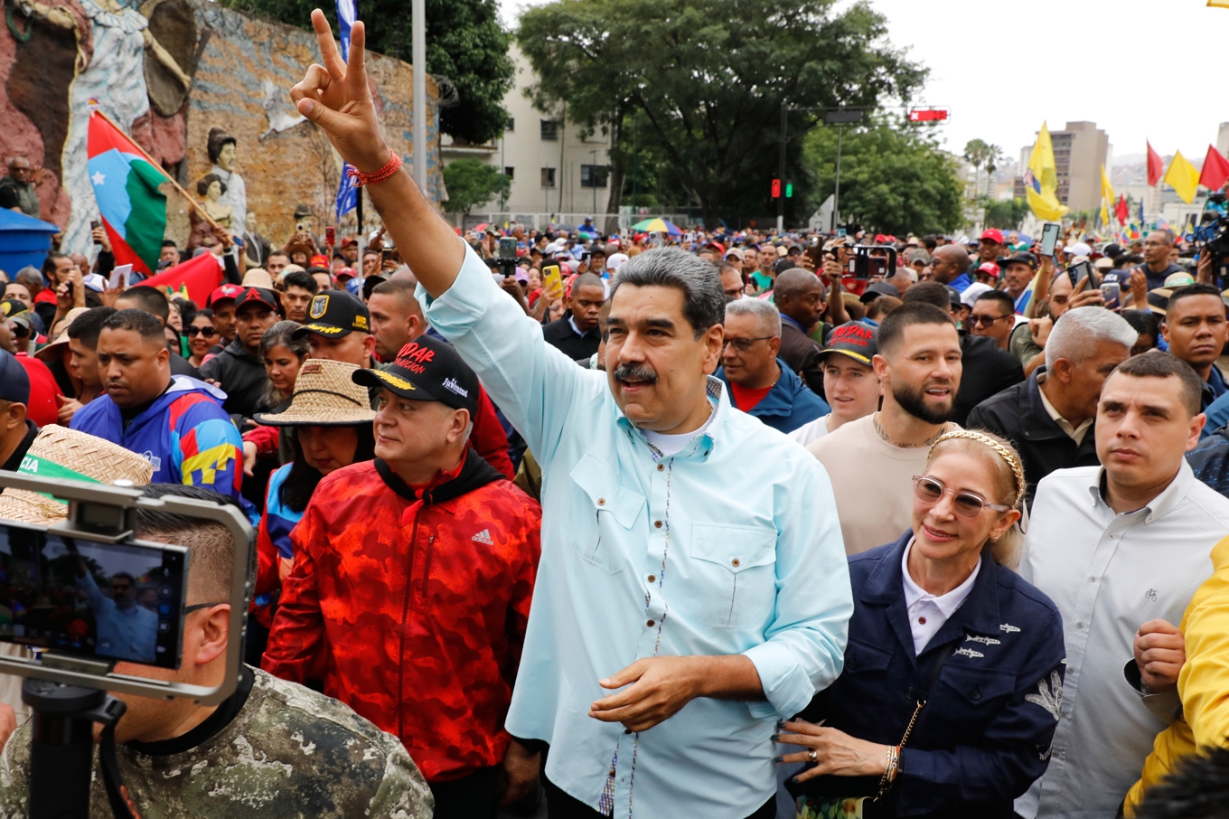 Venezuelas avsatte president Nicolás Maduro och hans hustru Cilia Flores några veckor innan de tillfångatogs av amerikansk militär i början av januari i år. Foto: Cristian Hernandez/AP/TT