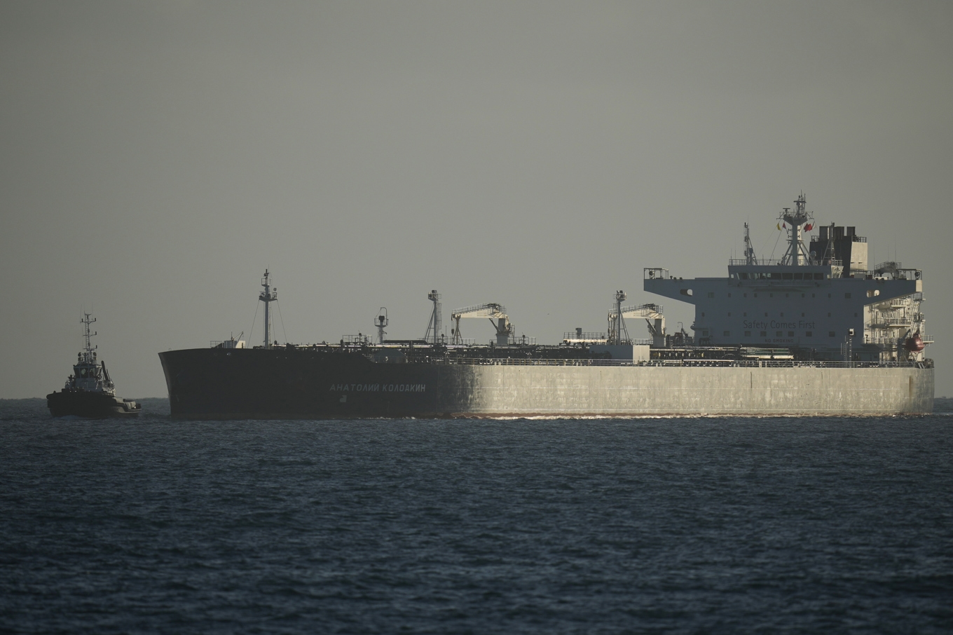 En ryskflaggad oljetanker nära Kuba på en bild från i våras. Foto: Ramon Espinosa/AP/TT