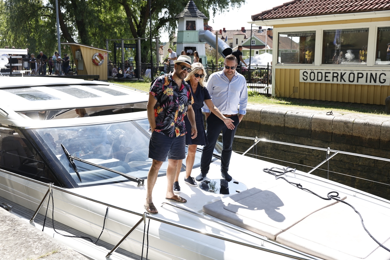 SD-ledaren Jimmie Åkesson på valturné på Göta kanal tillsammans med riksdagsledamöterna Linda Lindberg och Mattias Karlsson. Foto: Stefan Jerrevång/TT
