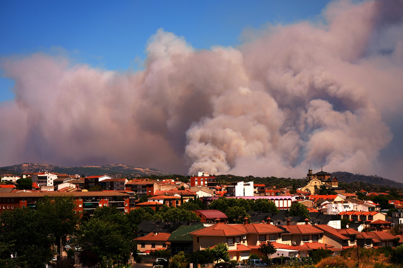 Rök stiger upp mot himlen i spanska La Adrada, provinsen Ávila. Bilden är tagen 24 juli 2026. Foto: Manu Fernandez/AP/TT
