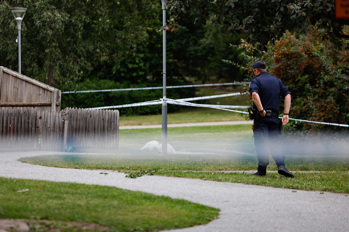 Polisen har satt upp stora avspärrningar i ett grönområde i Hässelby. Foto: Fredrik Persson /TT