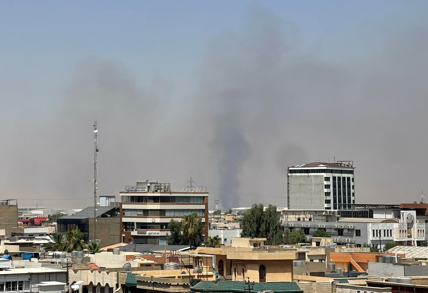 Rök stiger över Erbil i Irak efter explosioner på fredagen. Foto: Stella Martany/AP/TT