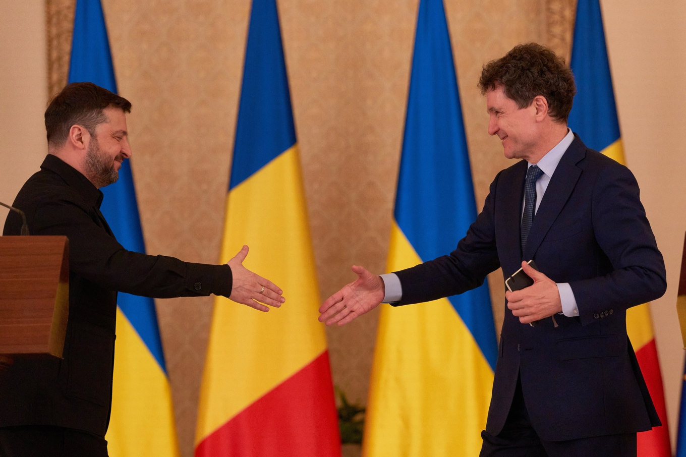Ukrainas president skakar hand med Rumäniens president Nicușor Dan vid ett möte i Bukarest i våras. Foto: Vadim Ghirda/AP/TT