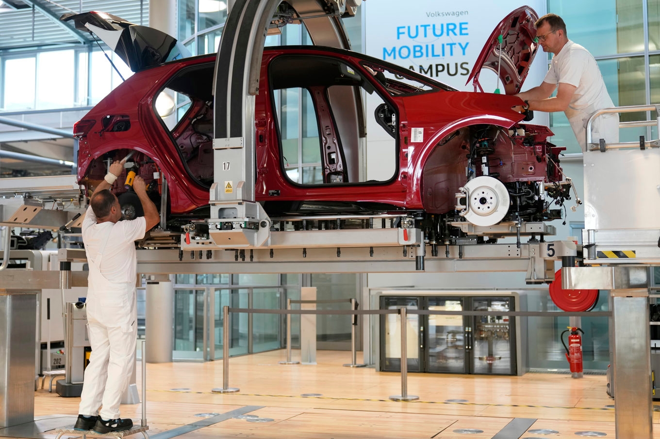 Tillverkning av Volkswagen-bilar i en fabrik i Dresden, Tyskland. Arkivbild. Foto: Matthias Schrader/AP/TT