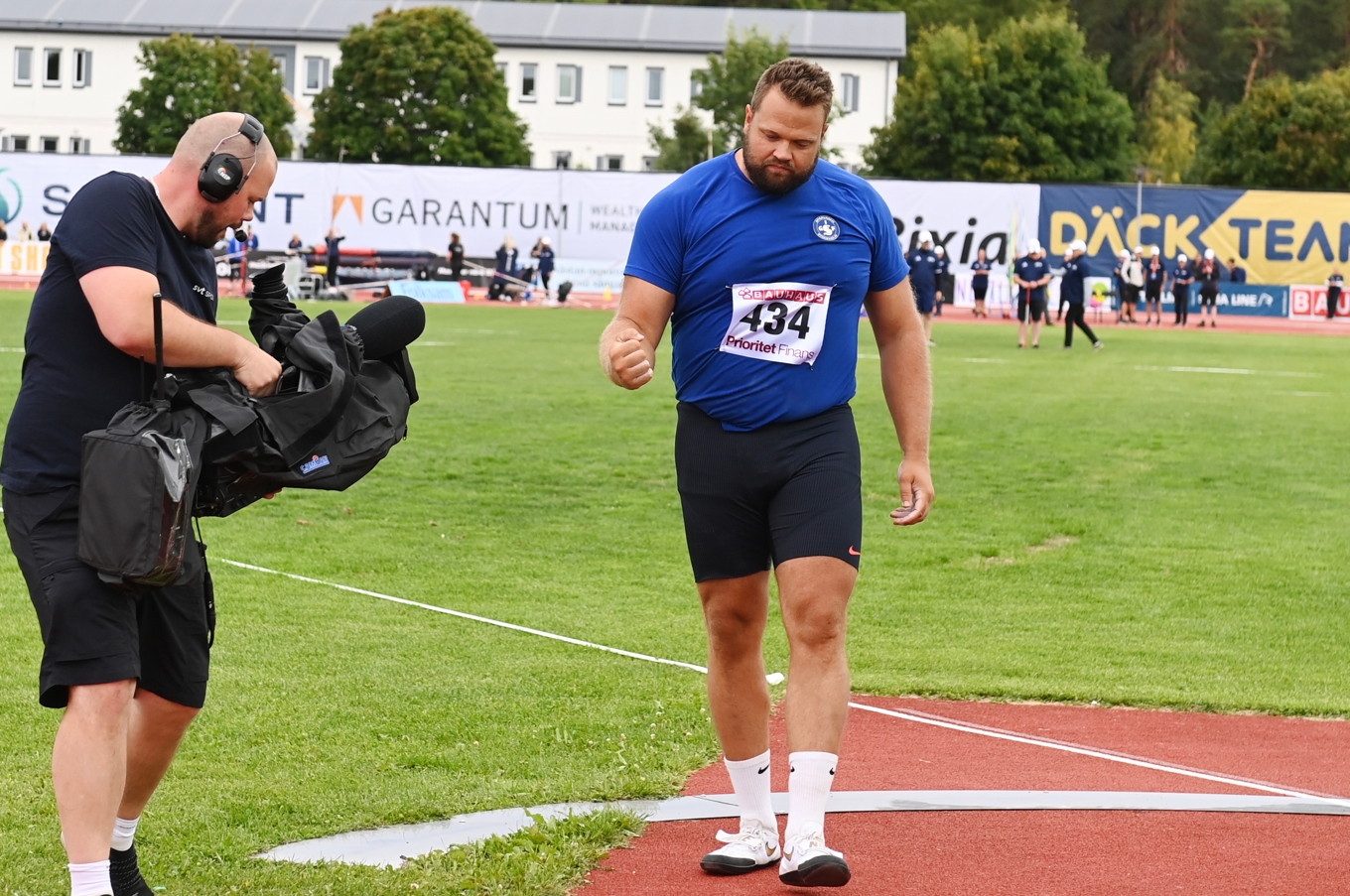 Daniel Ståhl knyter näven efter att ha kastat nära 70 meter vid friidrotts-SM i Uppsala. Foto: Anna Hållams/TT