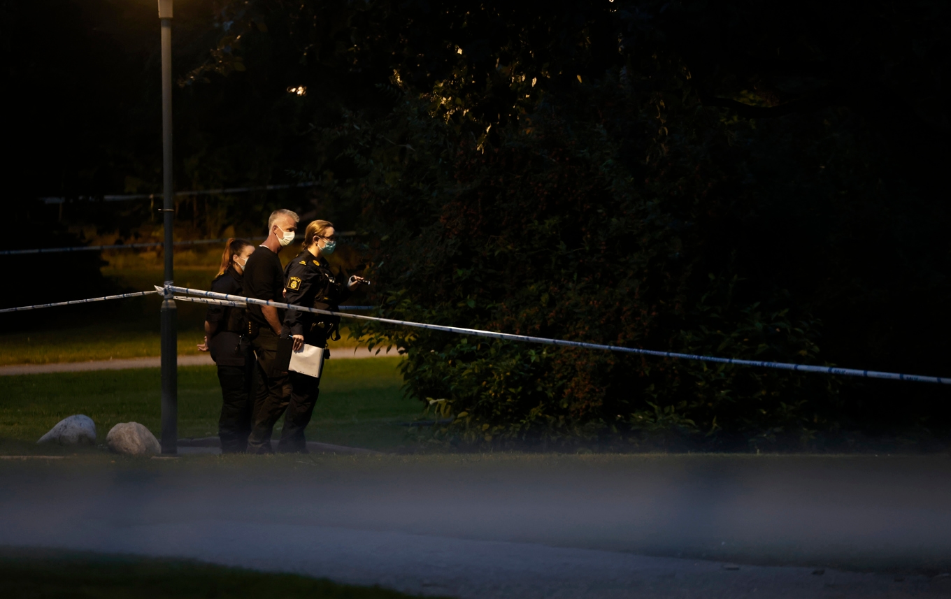 Polisens tekniker arbetade sent på fredagen på brottsplatsen i Hässelby. Foto: Fredrik Persson /TT