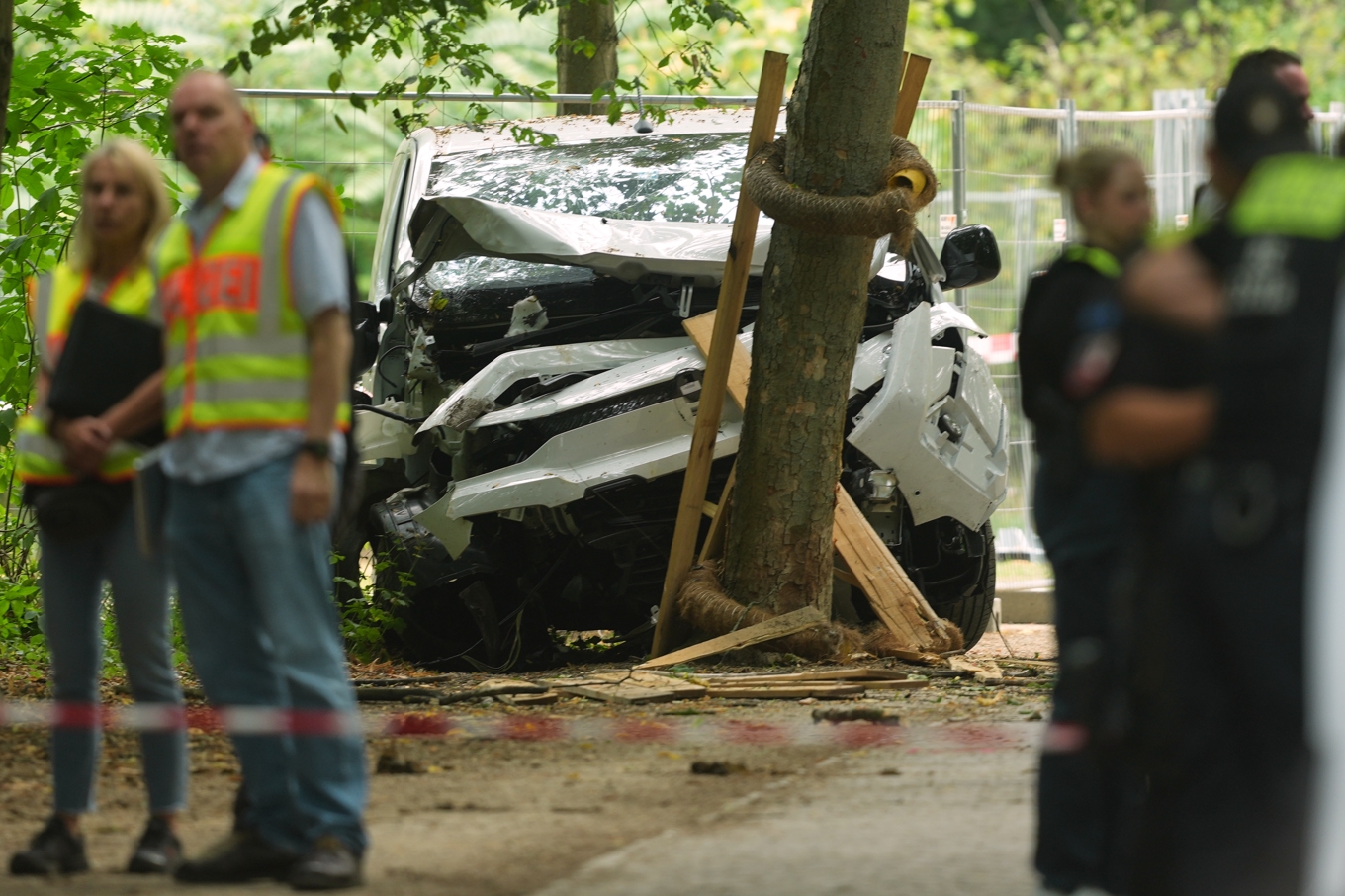 Bilen skadade flera på sin väg genom festområdet innan den kraschade in i ett träd. Foto: Markus Schreiber/AP/TT