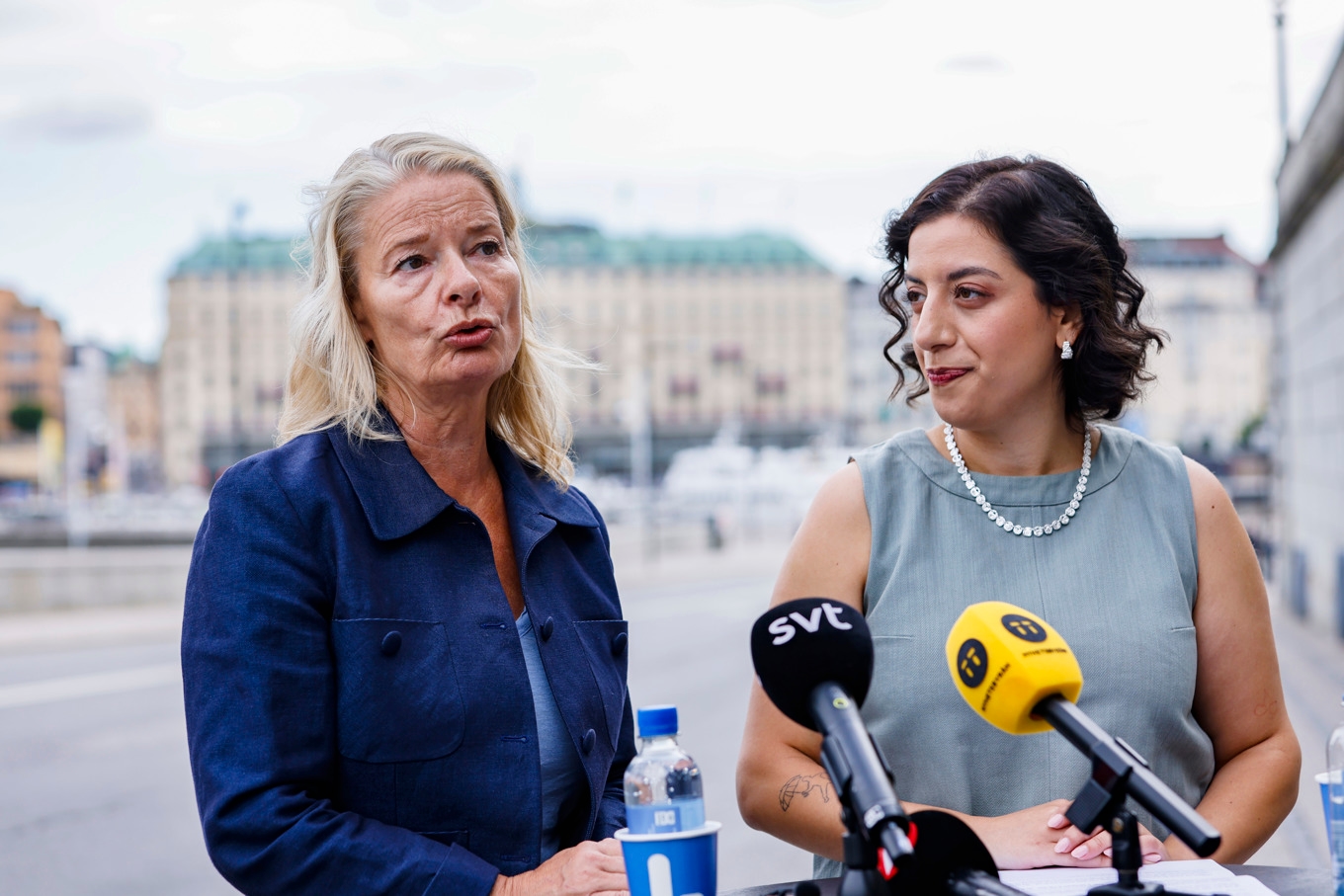 L-ledaren Simona Mohamsson inleder sin bussturné i Sverige med ett torgmöte på Mynttorget i Stockholm. Här tillsammans med gymnasie-, högskole- och forskningsminister Lotta Edholm. Foto: Terhi Ylimäinen/TT