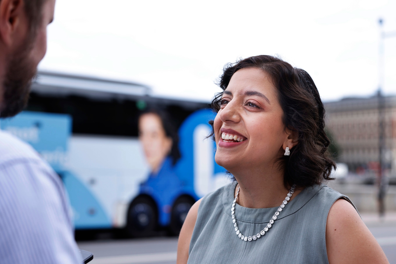 Liberalernas partiledare Simona Mohamsson (L) inleder sin bussturné i Sverige med en pressträff utanför Stockholms slott. Foto: Terhi Ylimäinen/TT