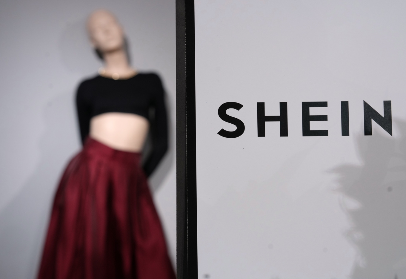 Kläder från Shein visas upp i en butik i Paris, Frankrike. Arkivbild. Foto: Aurelien Morissard/AP/TT
