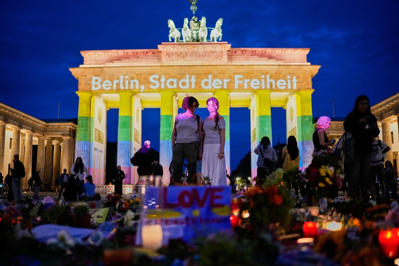 Många samlades vid Brandenburger Tor i centrala Berlin på söndagen. På det berömda landmärket projicerades orden ”Berlin, frihetens stad”. Foto: Ebrahim Noroozi/AP/TT