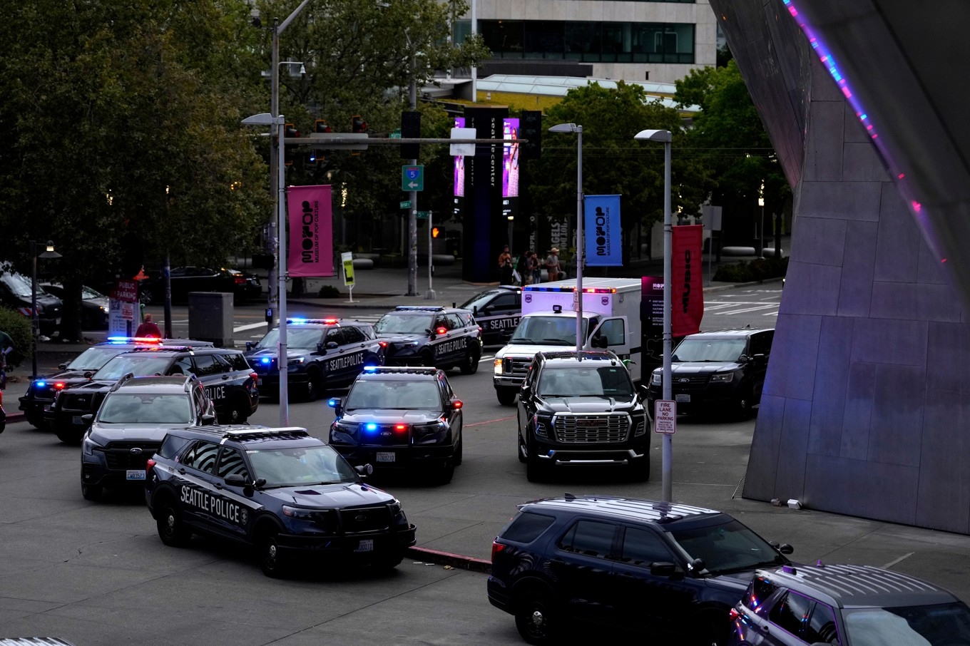 Polisbilar utanför Seattle Center. Foto: Lindsey Wasson/AP/TT