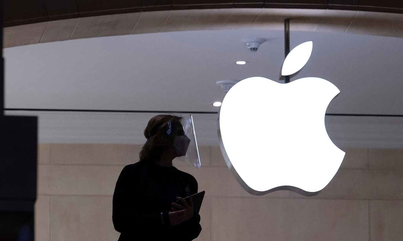 Apple är störst, men inte först att nå 5 biljoner dollar. Arkivbild. Foto: Mark Lennihan/AP/TT