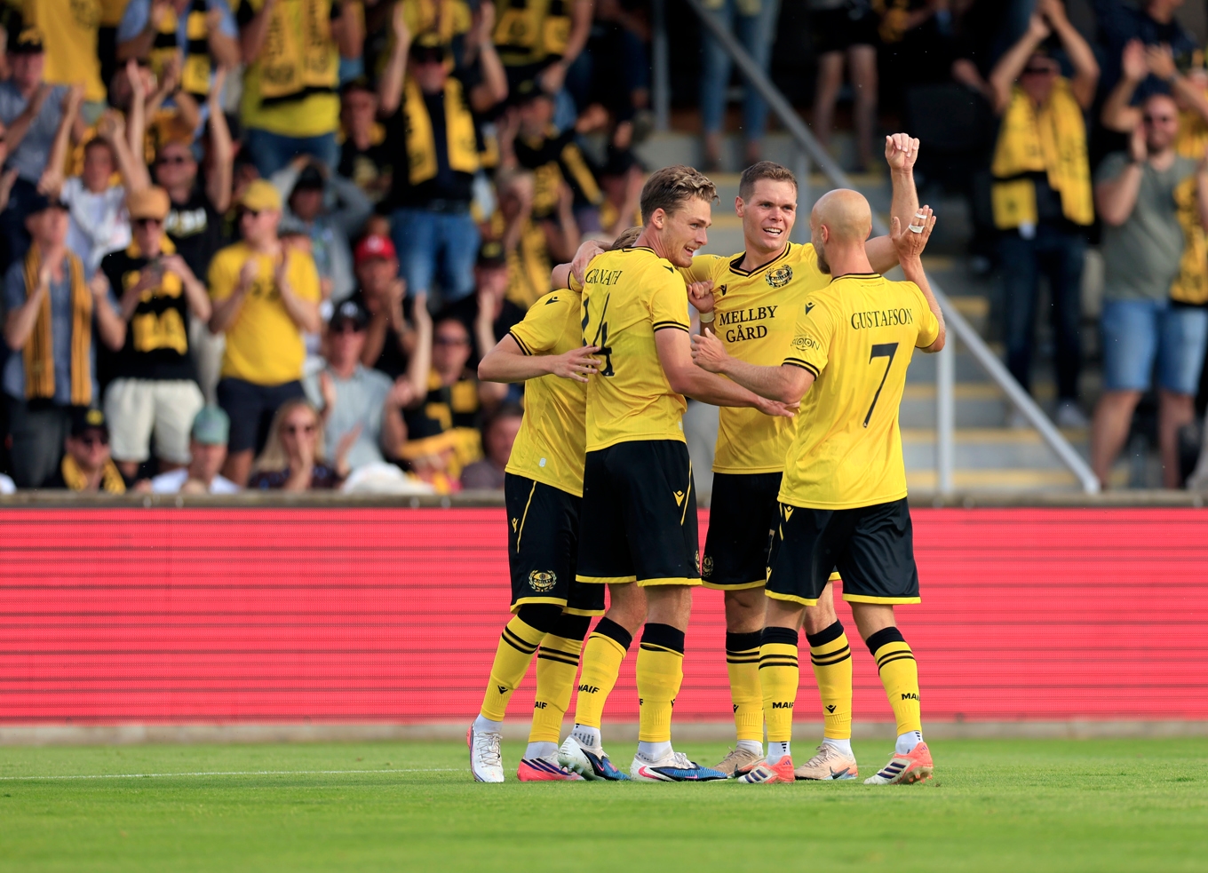 Mjällbyspelare firar mål under hemmamatchen mot Lincoln Red Imps. Arkivbild. Foto: Andreas Hillergren/TT