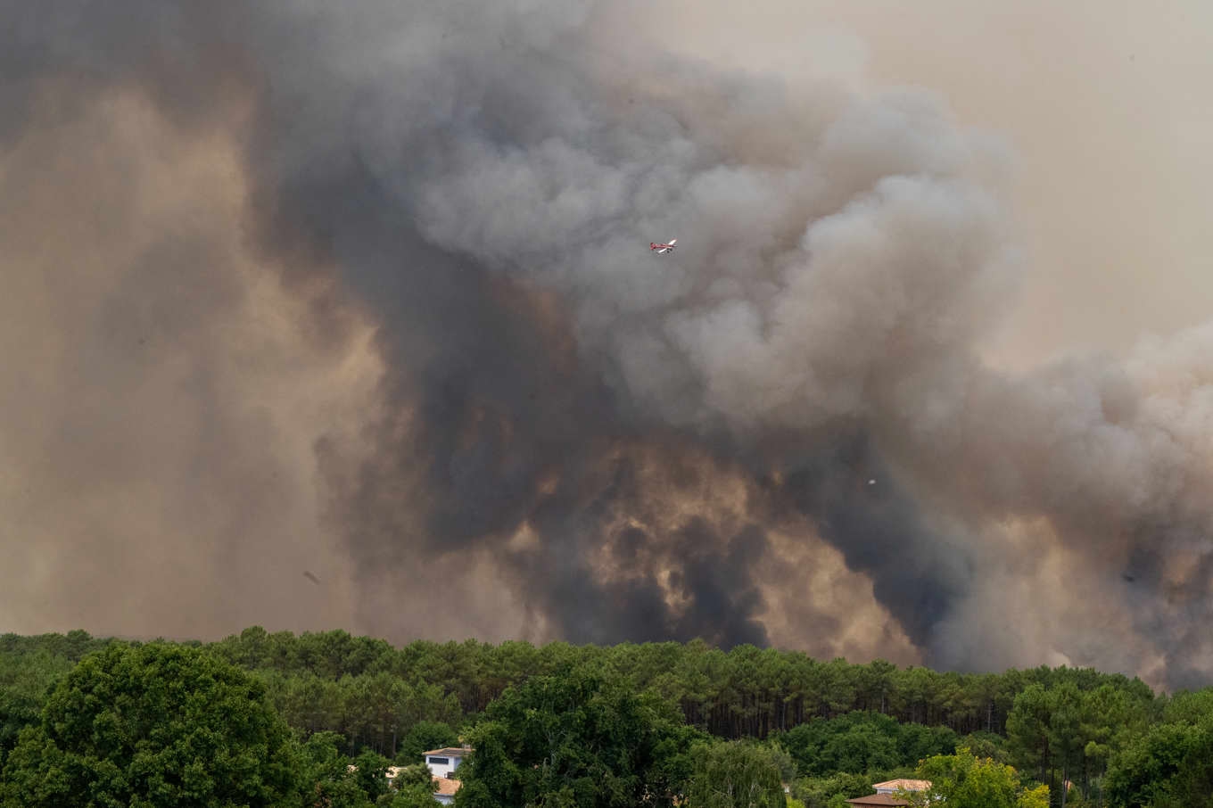 Ett pyrocumulonimbus växer fram över Lège-Cap-Ferret i Frankrike i förra veckan. Det är första gången så långt norrut i Europa. Foto: Caroline Blumberg/AP/TT