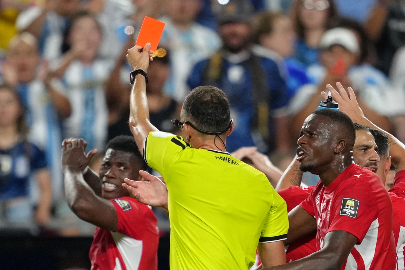Schweiz Breel Embolo (till vänster) visas ut i VM-kvartsfinalen mot Argentina efter en VAR-granskning av en situation. Foto: Ed Zurga/AP/TT