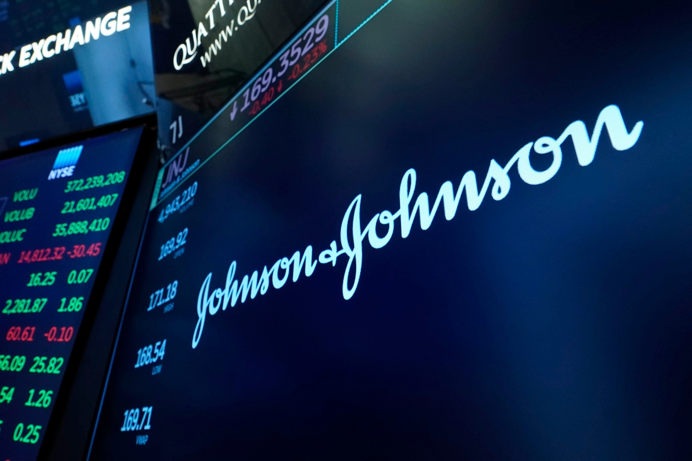 Johnson & Johnson ingår en förlikning. Foto: Richard Drew/AP/TT
