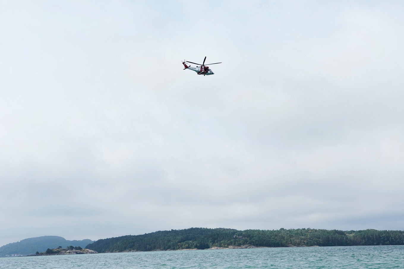 Räddningshelikopter söker utanför Rörtången i Kungälvs kommun. En kvinna och ett barn saknas efter en båtolycka utanför Tjörn på tisdagskvällen. Foto: Björn Larsson Rosvall/TT