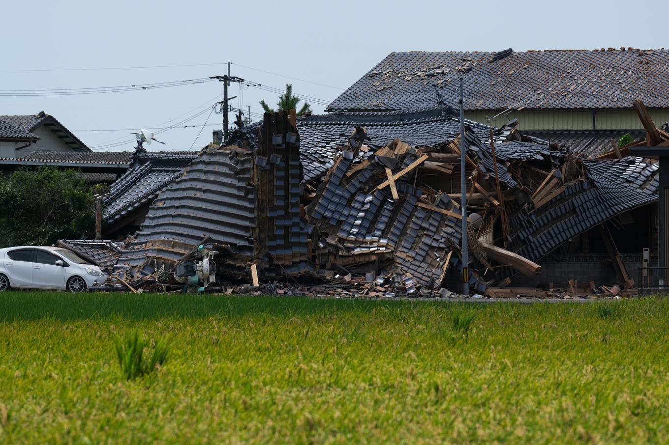 En kollapsad byggnad i Hikawa i södra Japan. Foto: Hiro Komae /AP/TT