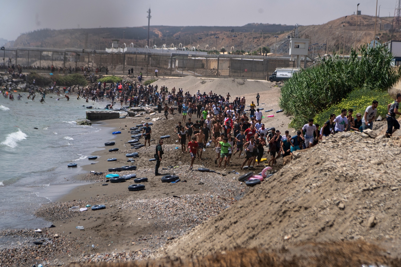 Migranter tar sig från Marocko till den spanska exklaven Ceuta. ´ Foto: Antonio Sempere/AP/TT