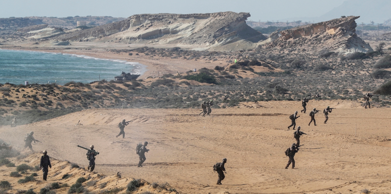 Soldater från Irans revolutionsgarde under en övning på ön Qeshm. Arkivbild. Foto: Hamed Malekpour/Tasnim/AP/TT