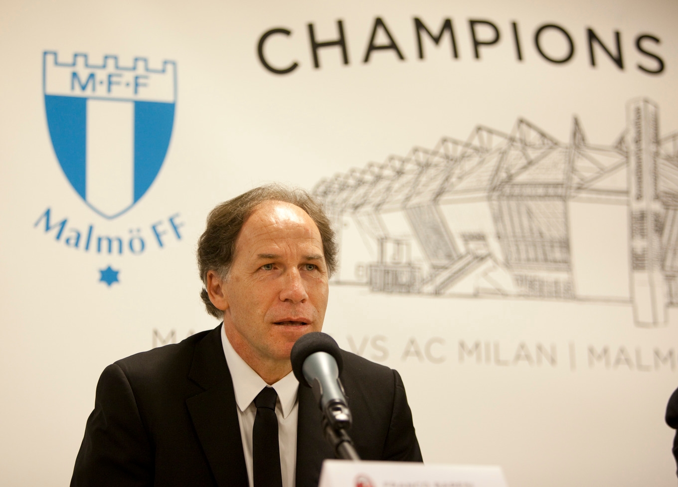 Franco Baresi vid en presskonferens i Malmö inför en vänskapsmatch mellan Milan och Malmö FF. Arkivbild. Foto: Stig-Åke Jönsson/Scanpix/TT
