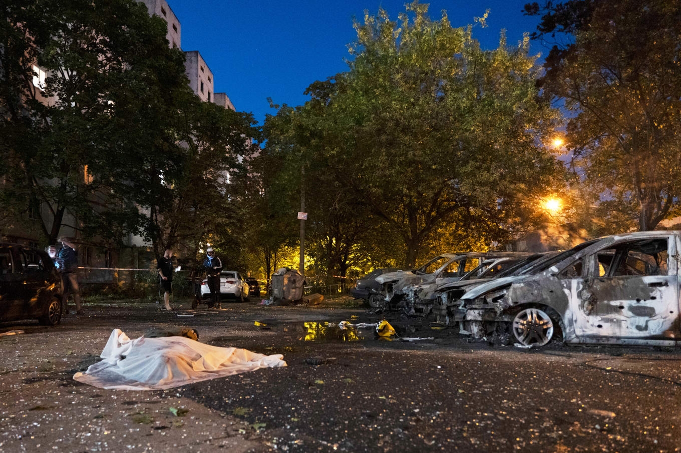 En övertäckt kropp ligger på marken efter nattens ryska attack mot Kiev. Foto: Dan Bashakov/AP/TT