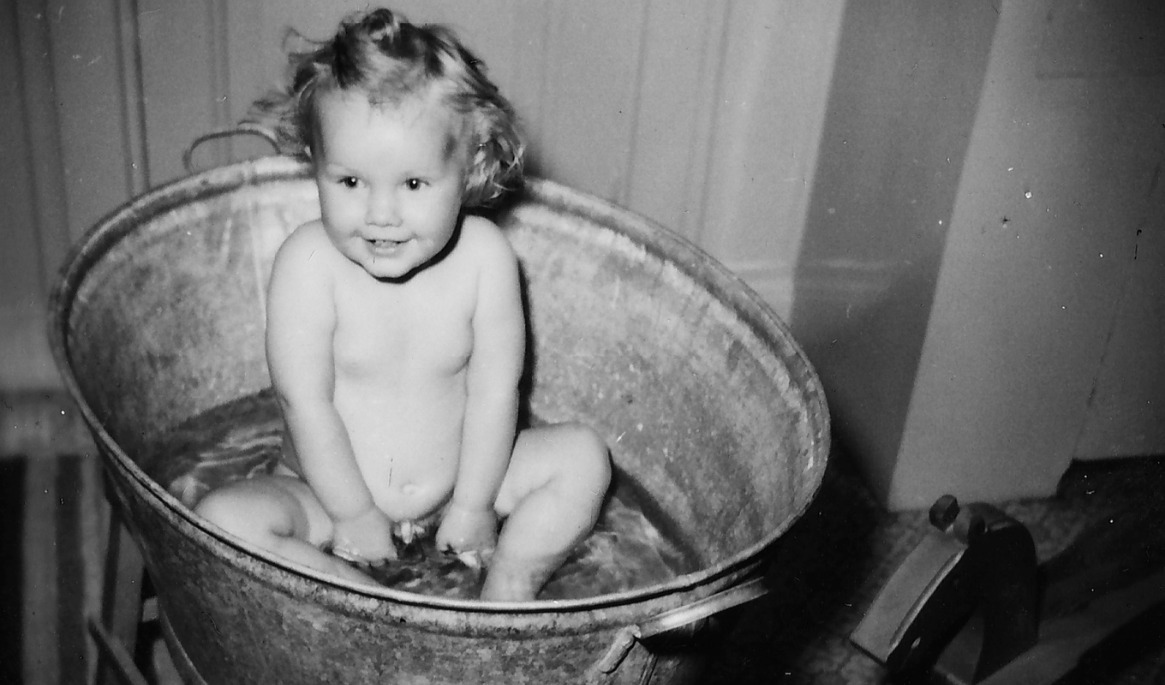 Bad i balja på lögardagen, tidigt 1950-tal. Foto: privat